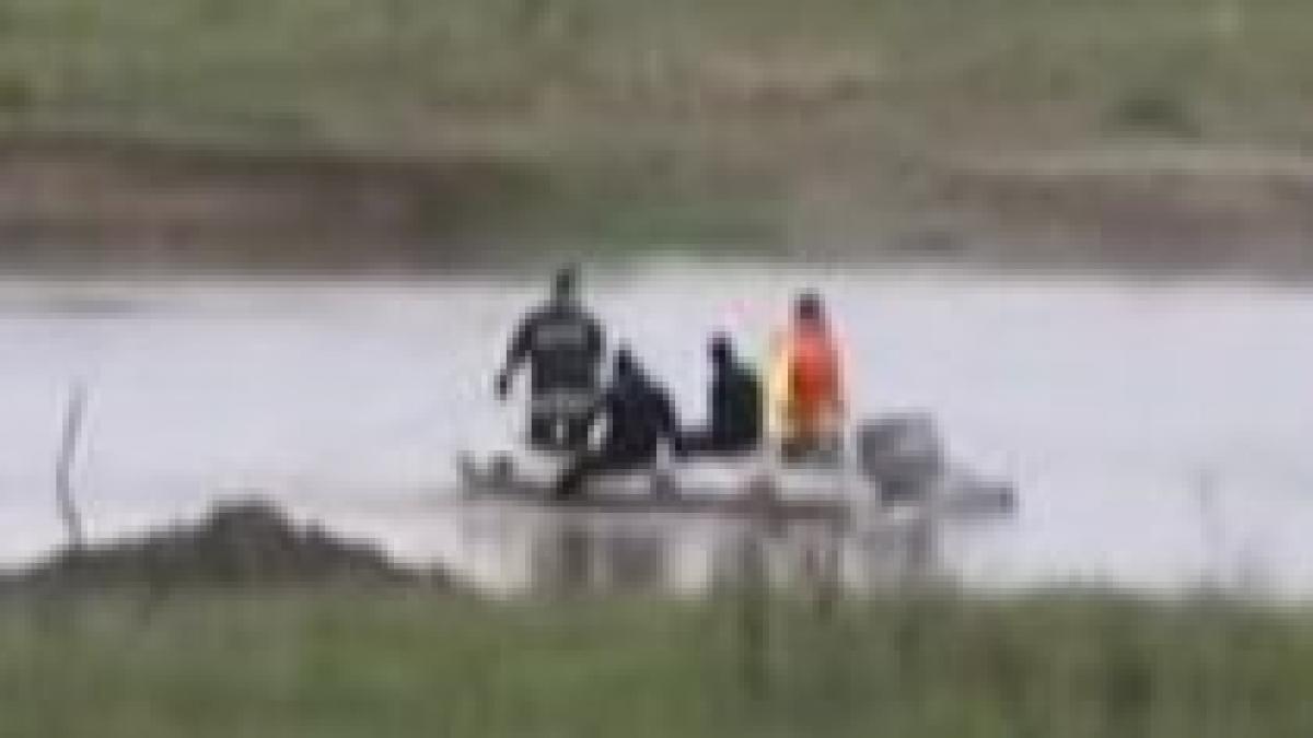 doi barbati s au inecat in siret dupa ce au incercat sa traverseze raul in caruta video
