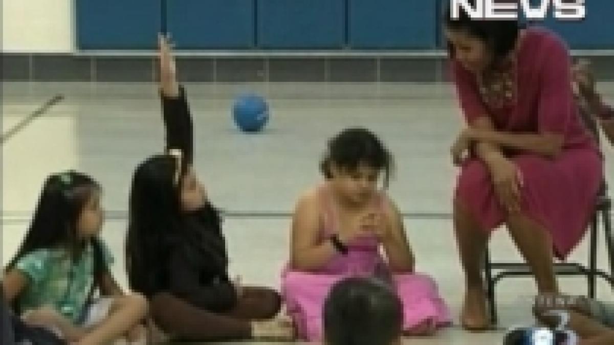 michelle obama pusa in incurcatura de o fetita mama mea nu are acte video