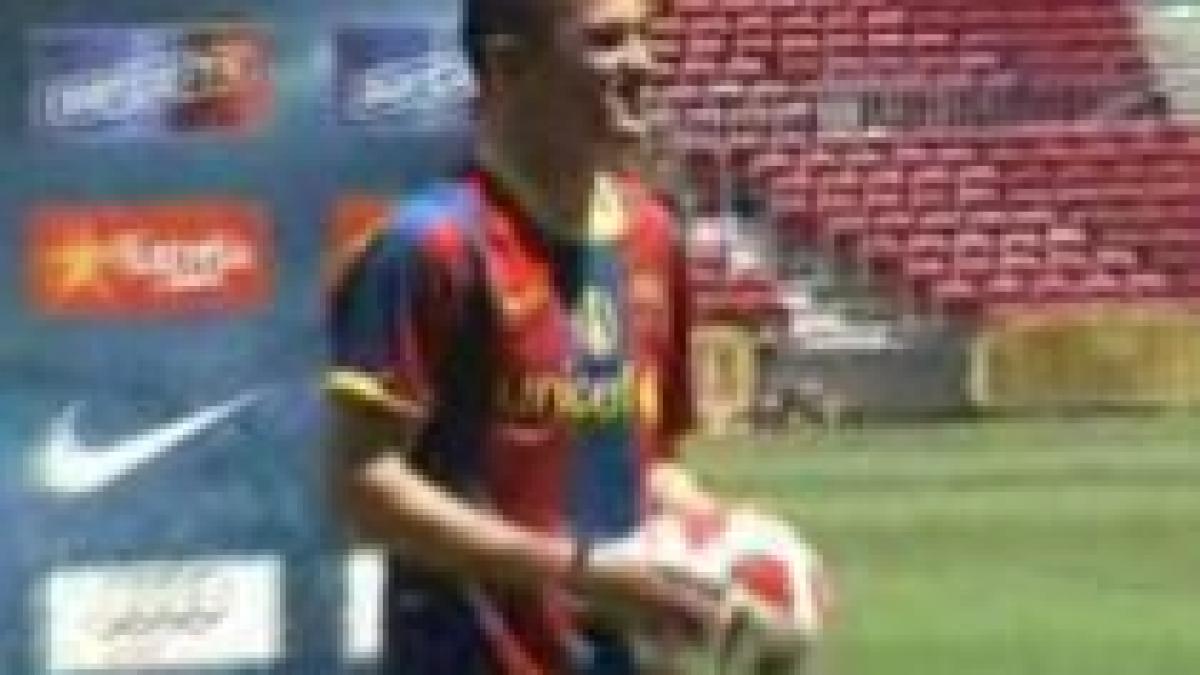 david villa trece testul medical si este prezentat de barcelona in fata a 25 000 de fani video