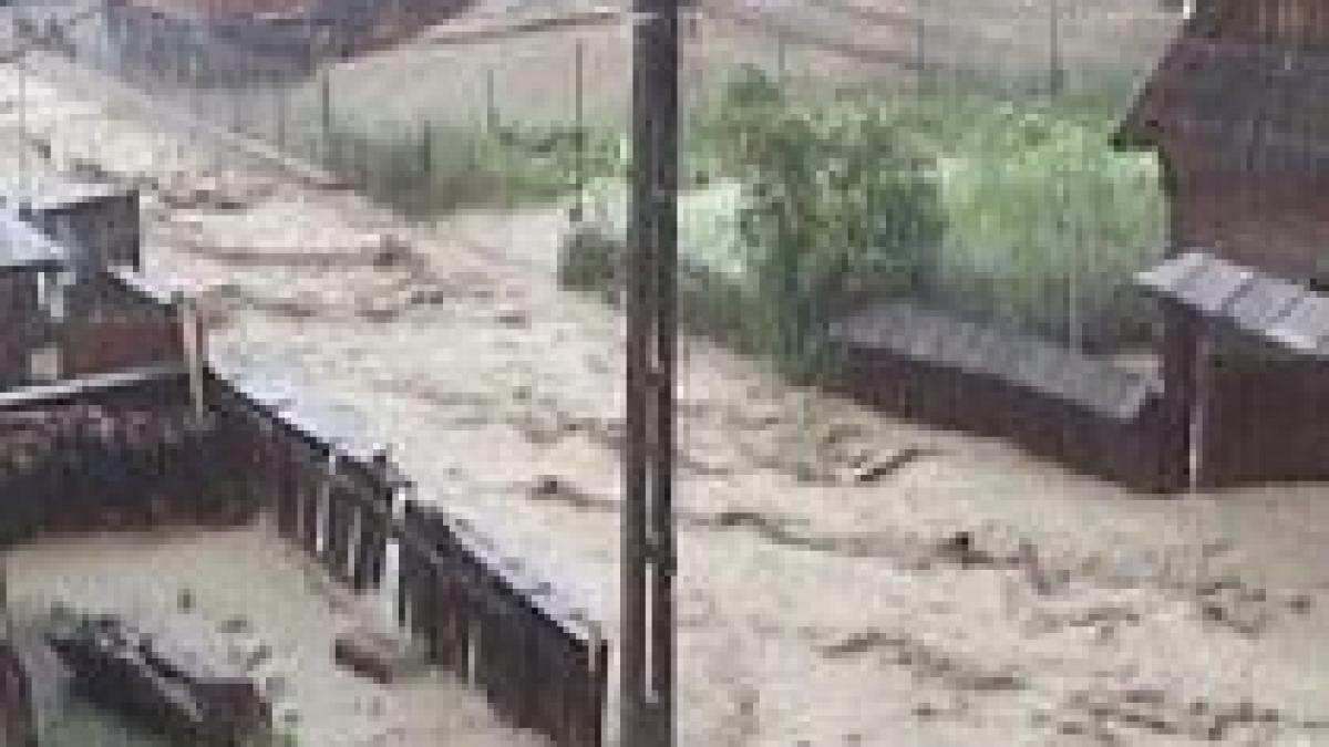 maramures o furtuna a ingropat doua localitati in noroi si gheata video