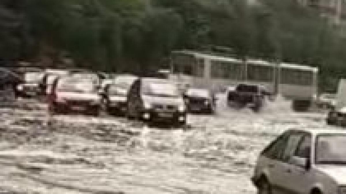 cartier din capitala inundat complet in urma ploilor torentiale video