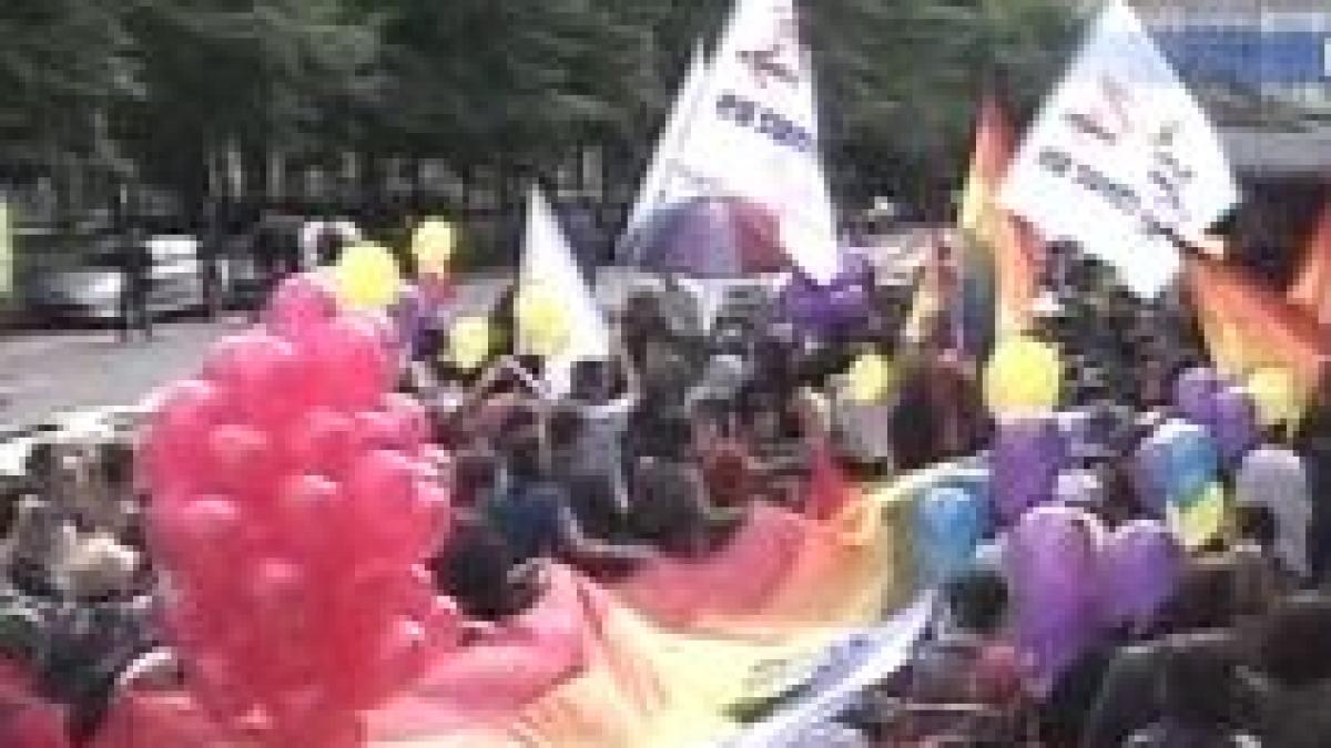 comunitatea gay a manifestat pentru diversitate si toleranta parada s a incheiat fara incidente