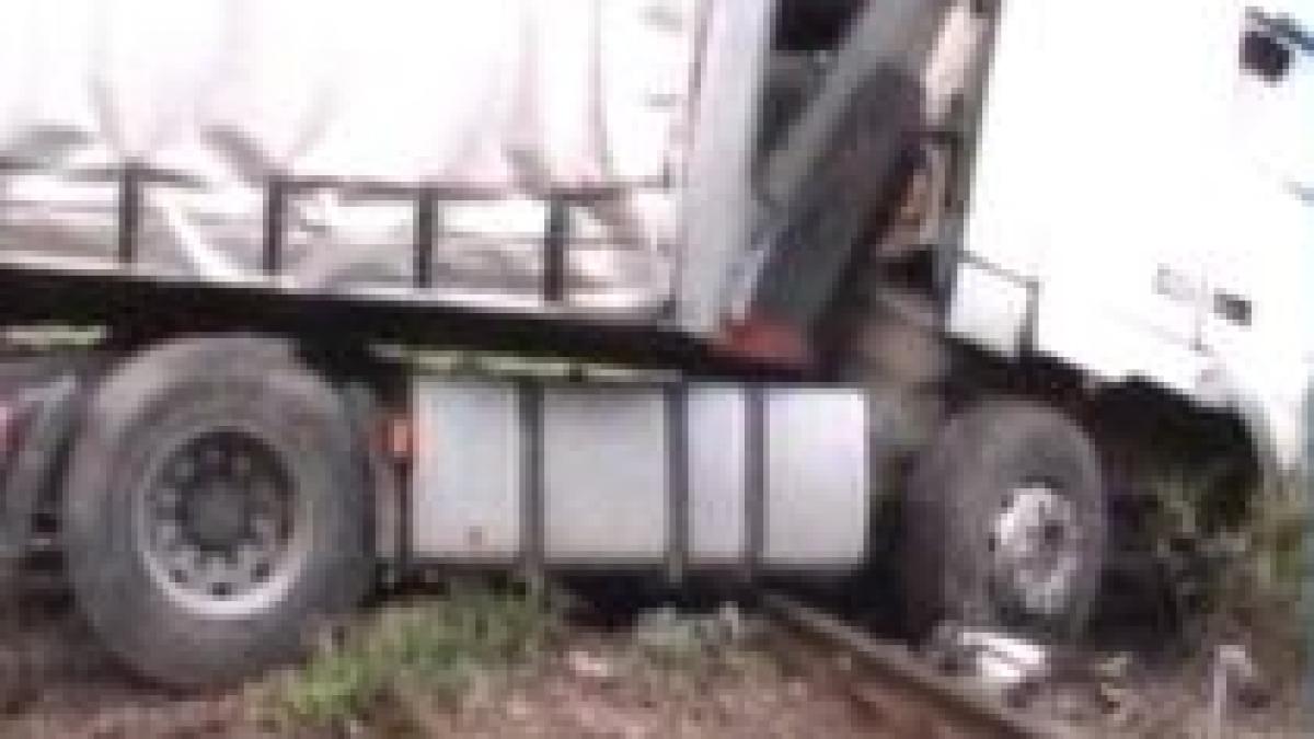 traficul feroviar intre valcea si sibiu a fost reluat dupa ce un tir a distrus 50 de metri de cale