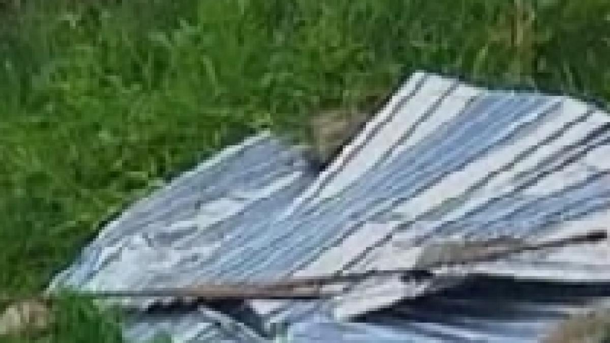 un sfert din acoperisul garii suceava nord doborat de vant video