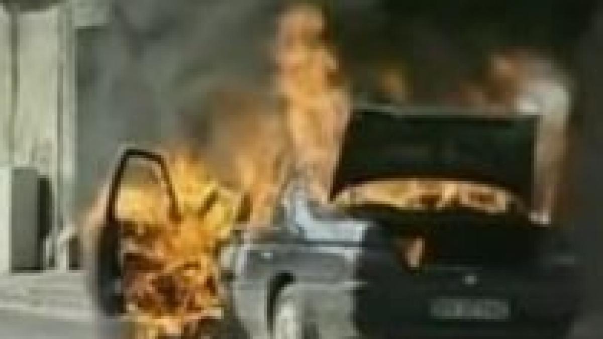 masina cuprinsa de flacari in centrul brasovului video