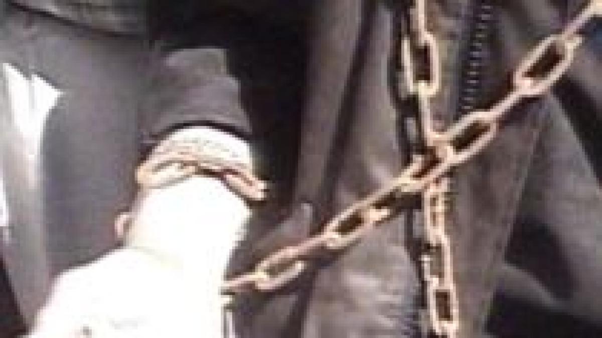 pensionarii galateni s au legat cu lanturi in fata ministerului muncii video