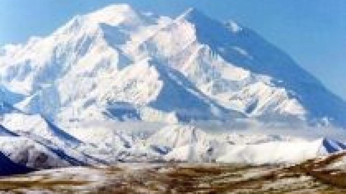 doua romance se pregatesc sa escaladeze cel mai inalt munte din america de nord