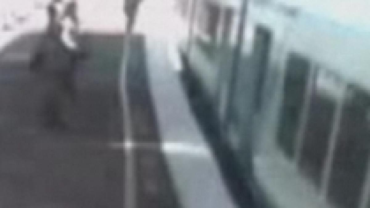 un copil a supravietuit dupa ce caruciorul in care se afla a fost lovit de tren video