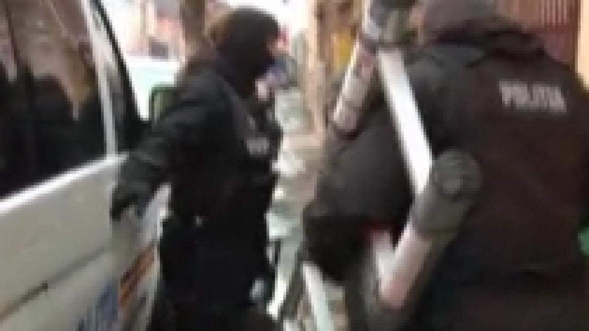 descinderi in mai multe localitati pentru anihilarea unei retele de falsificatori de carduri