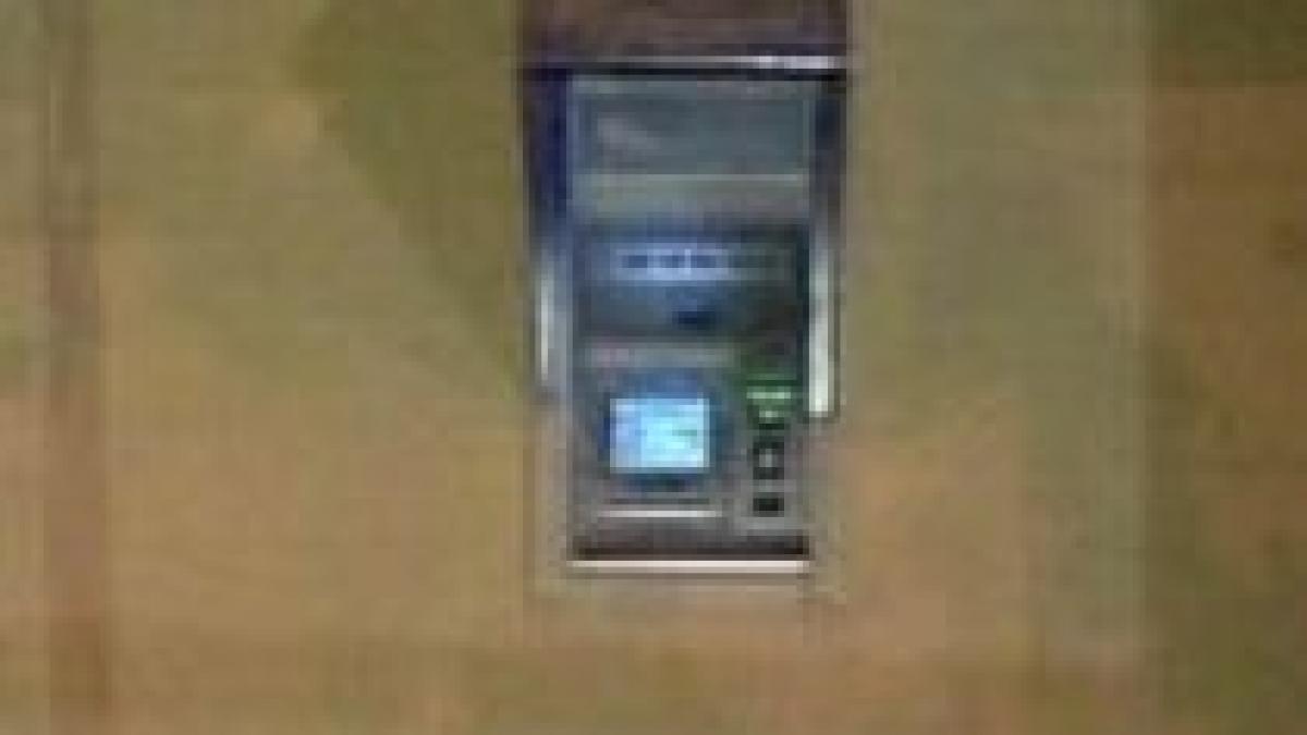 hoti cu ghinion au vrut sa arunce in aer un bancomat dar au reusit sa distruga banca