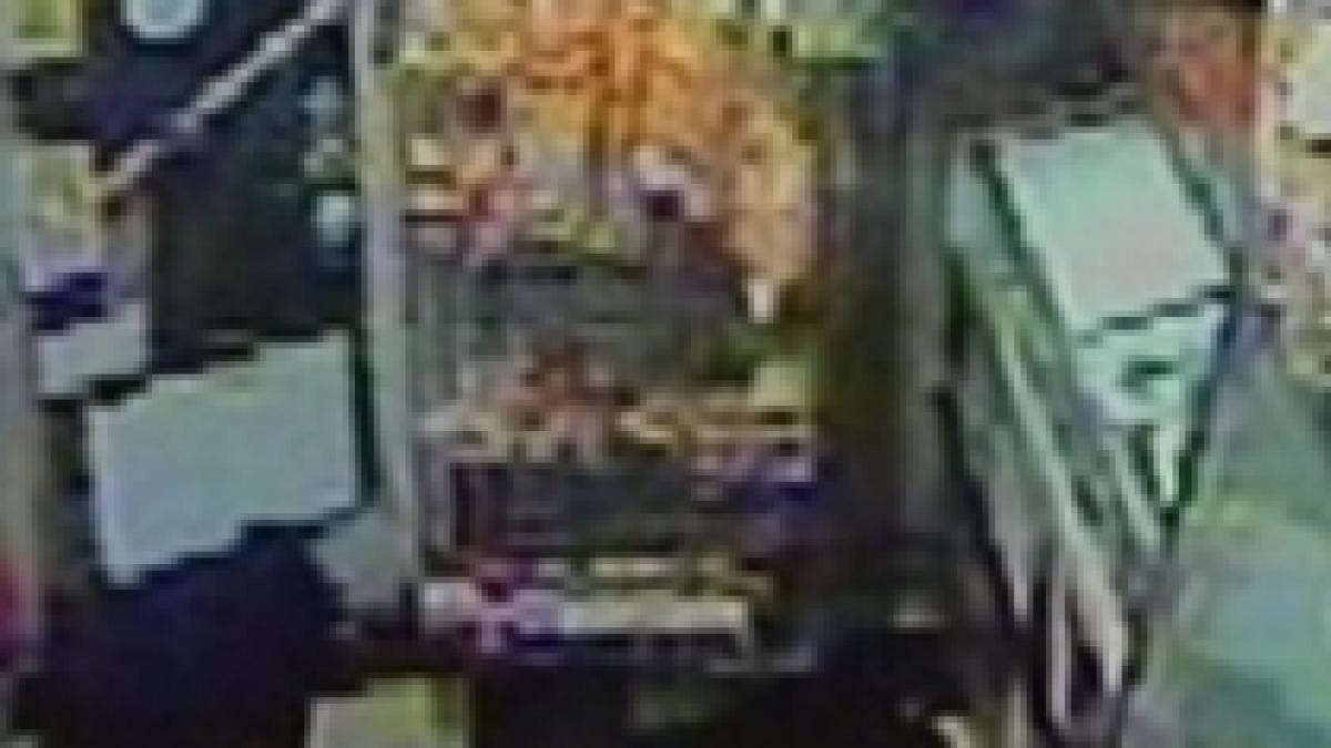 a ramas blocat in usa magazinului pe care vroia sa l jefuiasca video