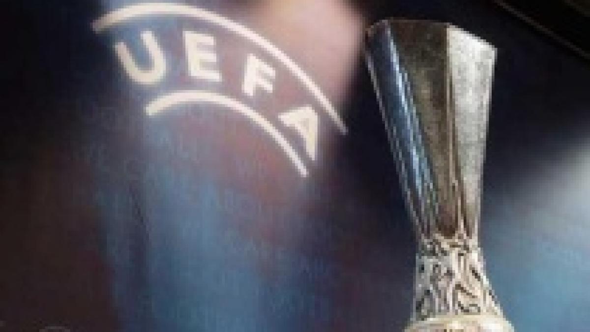 experimentul din europa league a avut succes uefa a extins arbitrajul in cinci la liga si ce 2012