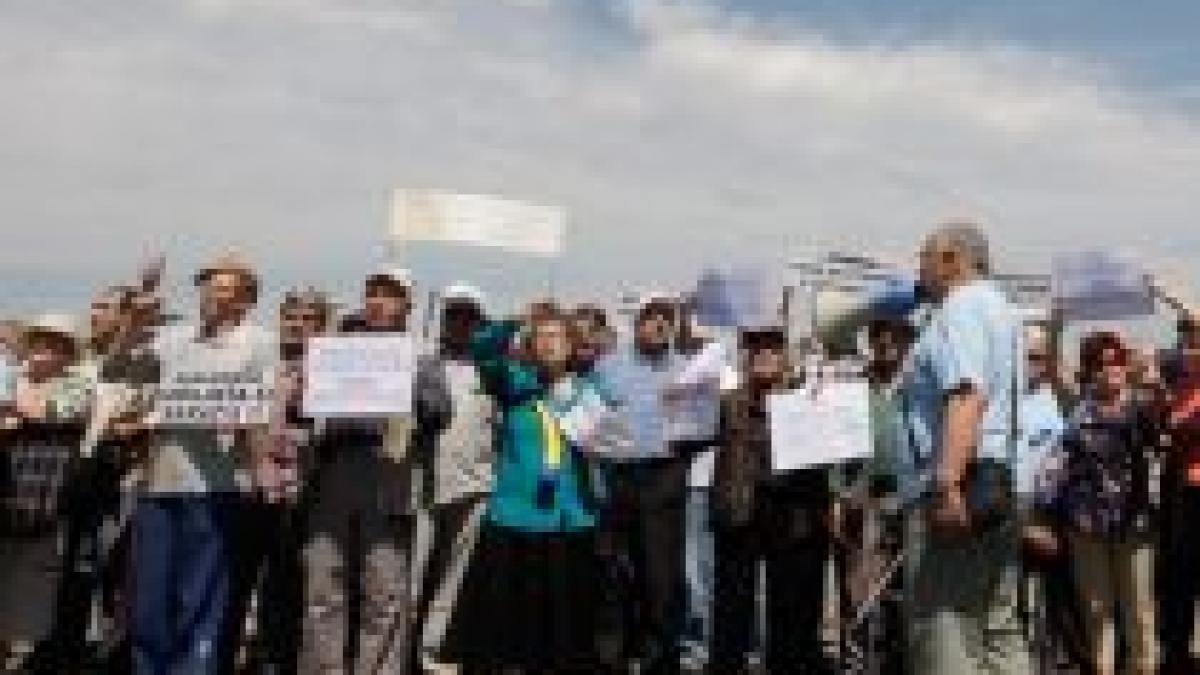 pensionarii se alatura protestelor prin pichete si prezenta la lantul uman de la parlament video