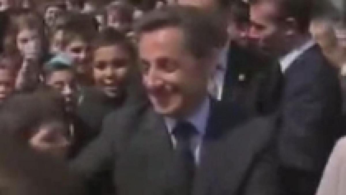sarkozy a fost lovit cu o sticla de plastic dupa ce a vorbit despre violenta in scoli video