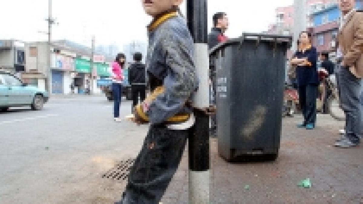 un chinez si a legat copilul cu lanturi de un stalp si l a scos la licitatie video