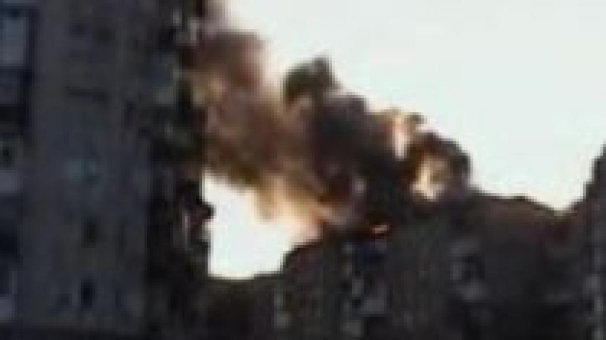 valcea un incendiu puternic a distrus acoperisul unui bloc video