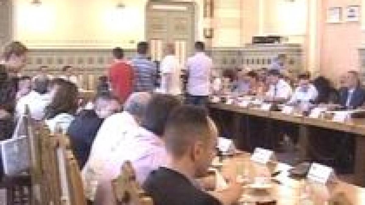 consilierii doljeni au votat pentru marirea cu 25 a salariilor functionarilor publici video