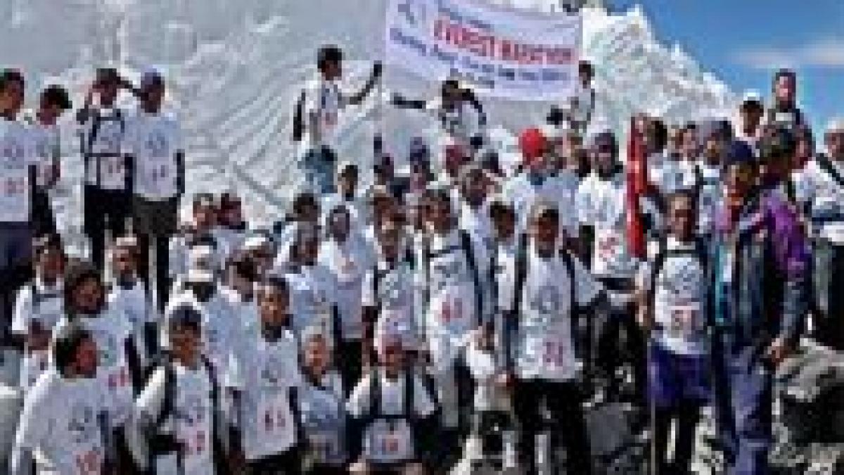 peste 100 de atleti au participat la maratonul de pe everest care figureaza in cartea recordurilor