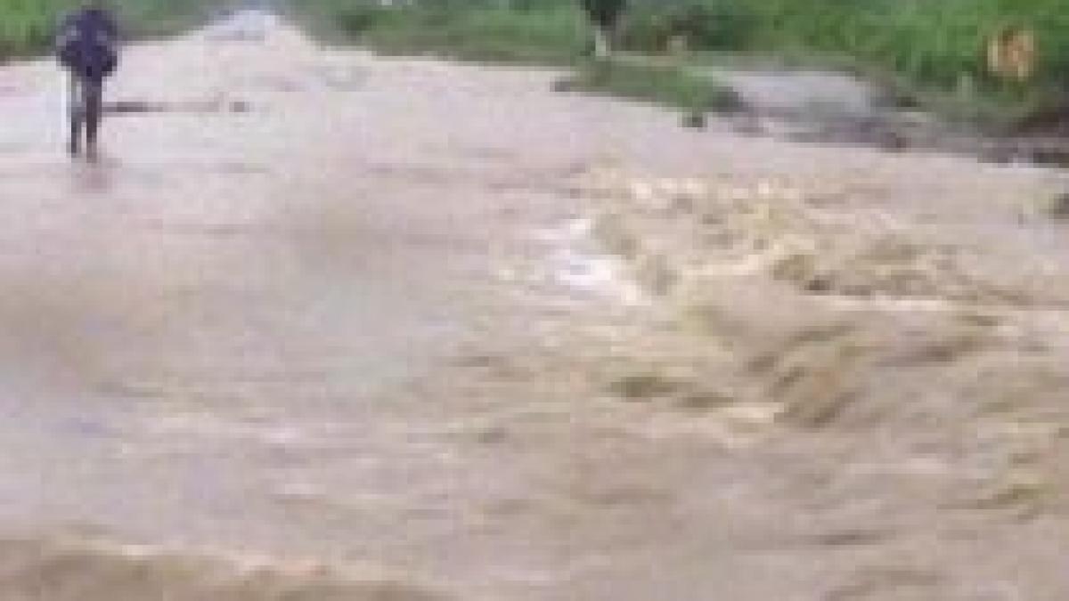 trafic rutier blocat pe dn 72 a la intrarea in targoviste din cauza inundatiilor