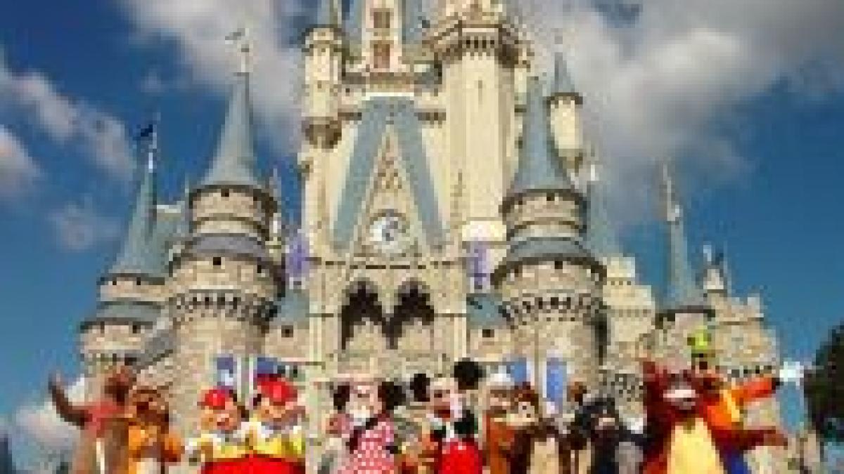 compania care opereaza parcul disneyland paris nu mai face fata datoriilor