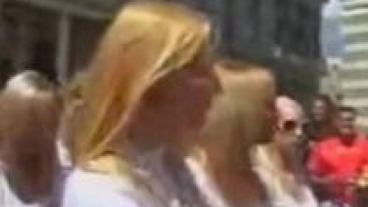 peste 800 de blonde au ridicat moralul letonilor grav afectati de criza video