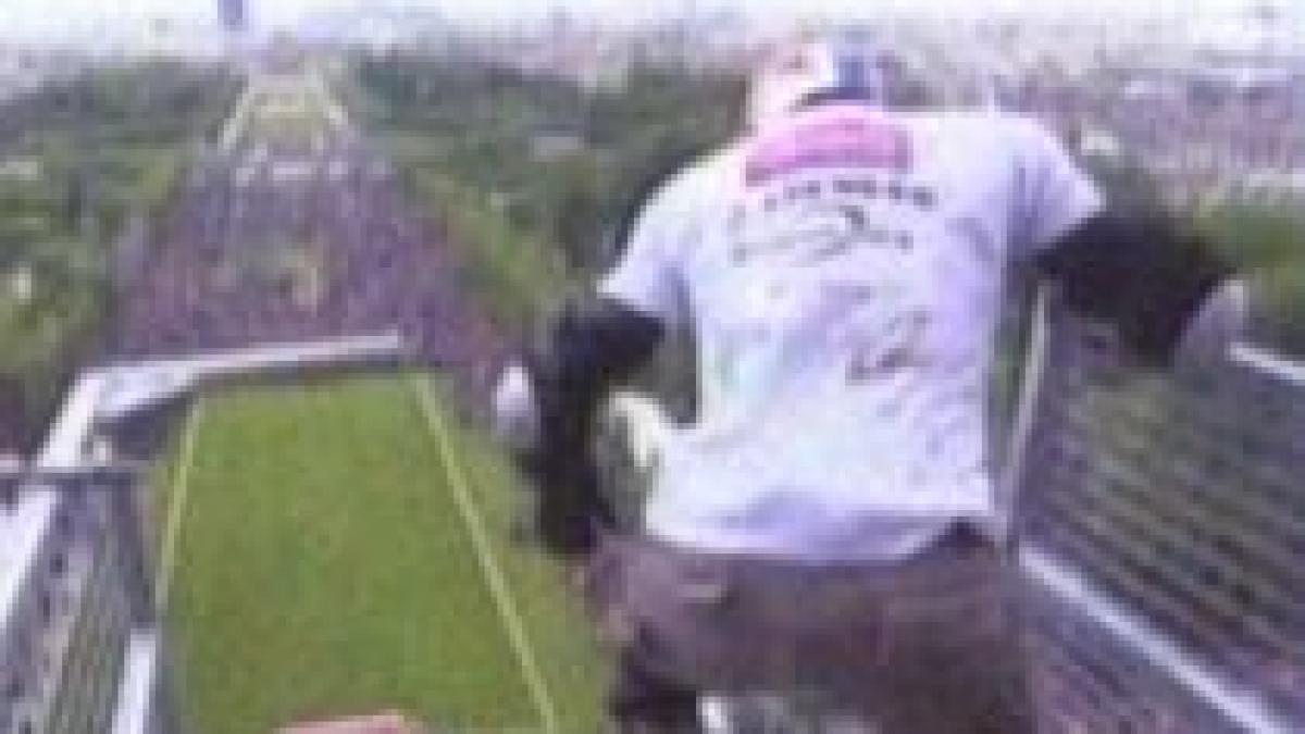 un skater francez a sarit de pe turnul eiffel pe o rampa de 30 de metri video