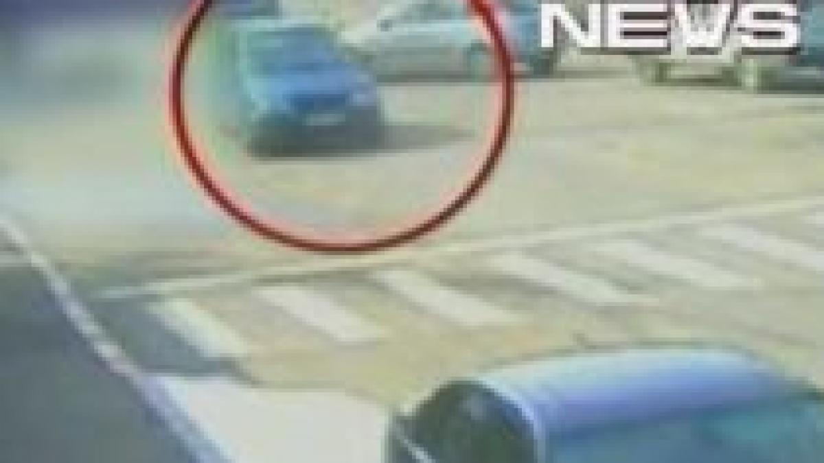 buzau un sofer de 18 ani loveste cu masina un pieton pe trecere dupa care isi vede de drum video