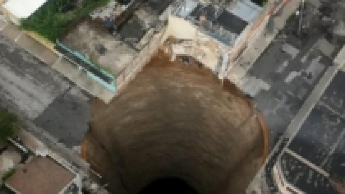 cladire din guatemala inghitita de o groapa uriasa formata de furtuna agatha video