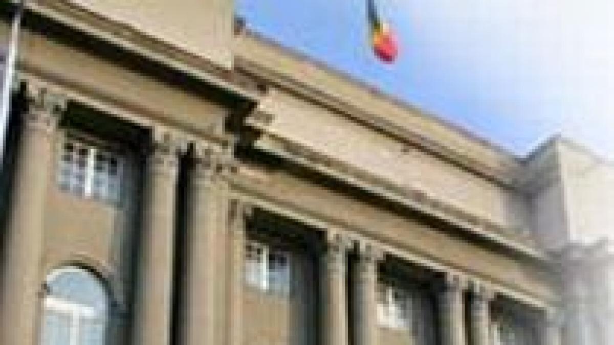 pensionarii au aruncat cu oua in sediul prefecturii din timisoara