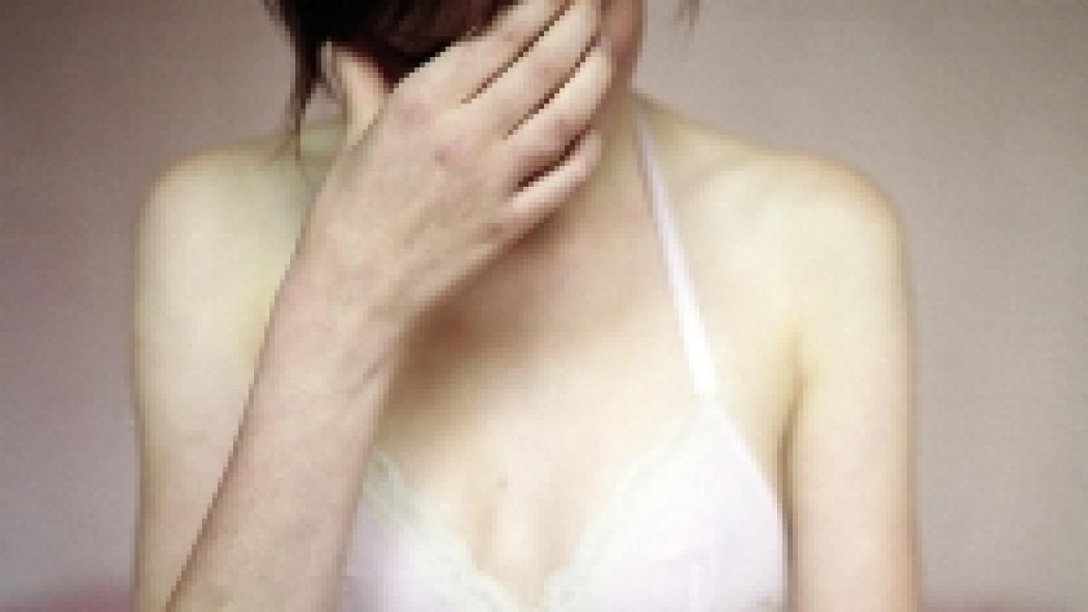 beata si cu pliculete de marijuana in sutien pe aeroportul din budapesta