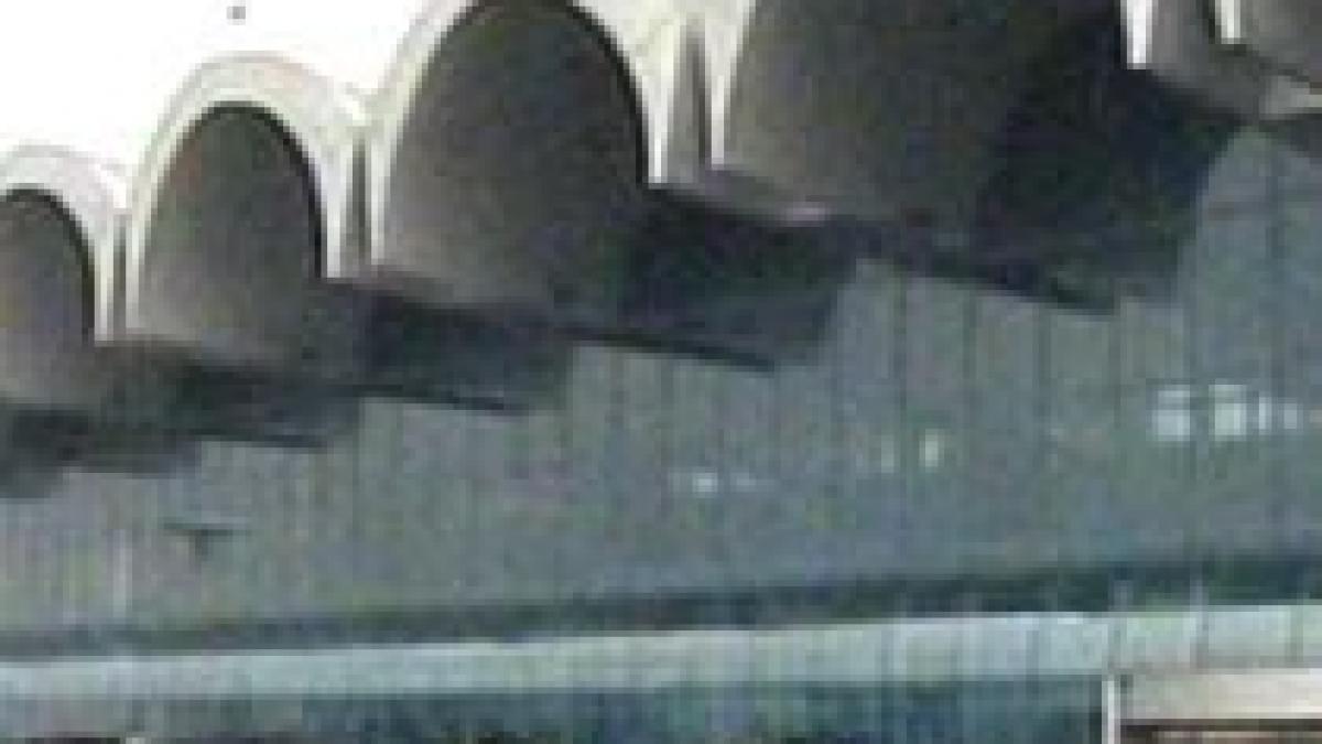 o grinda a cazut si a spart trei geamuri de la un terminal al aeroportului henri conada