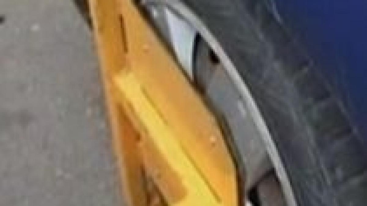 politistii comunitari din bistrita au blocat roata masinii unui coleg care parcase ilegal video