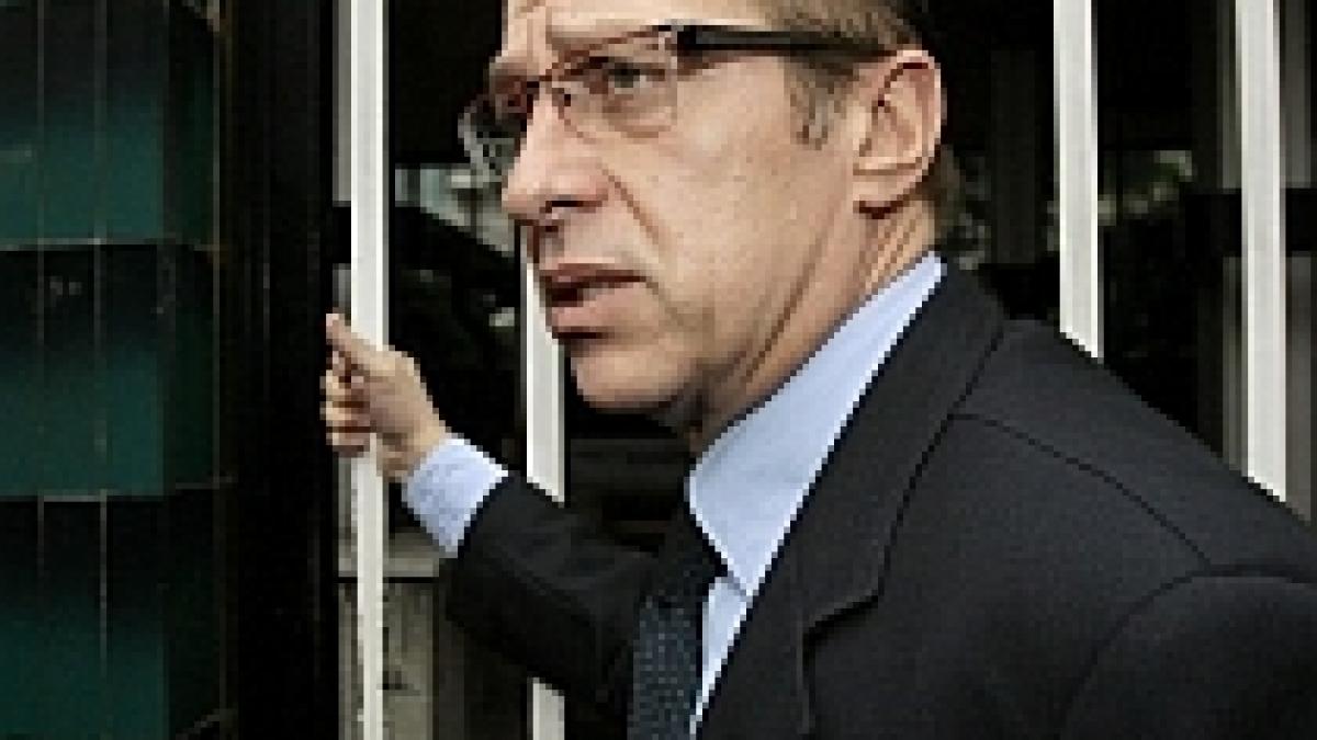 fratele lui berlusconi acuzat de folosirea unor discutii interceptate