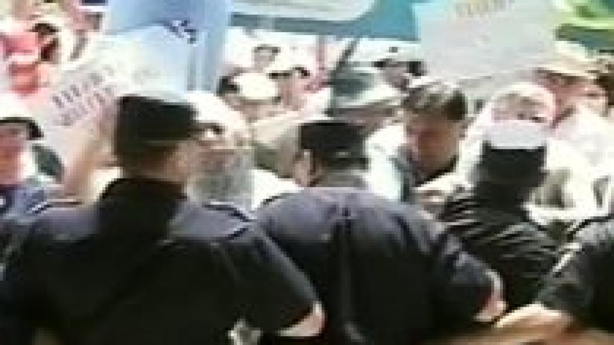 incidente la mitingul din vaslui protestatarii au fortat intrarea in sediul prefecturii video