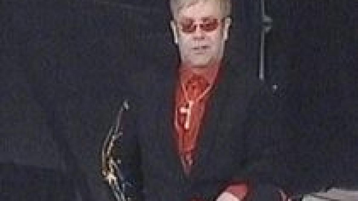 elton john sta doar patru ore in romania