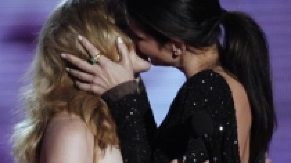 sarut pasional intre sandra bullock si scarlett johansson la mtv movie awards video
