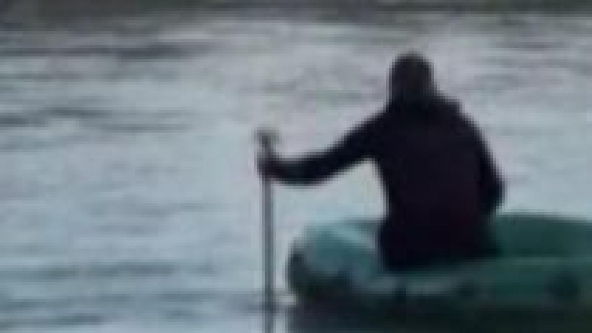 un tanar de 18 ani s a inecat pe raul arges in zona barajului mihailesti cornetu video