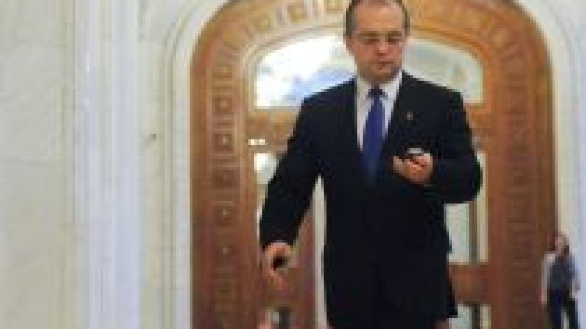 boc a evitat contactul cu protestatarii de la parlament folosind intrarea pentru masinile care