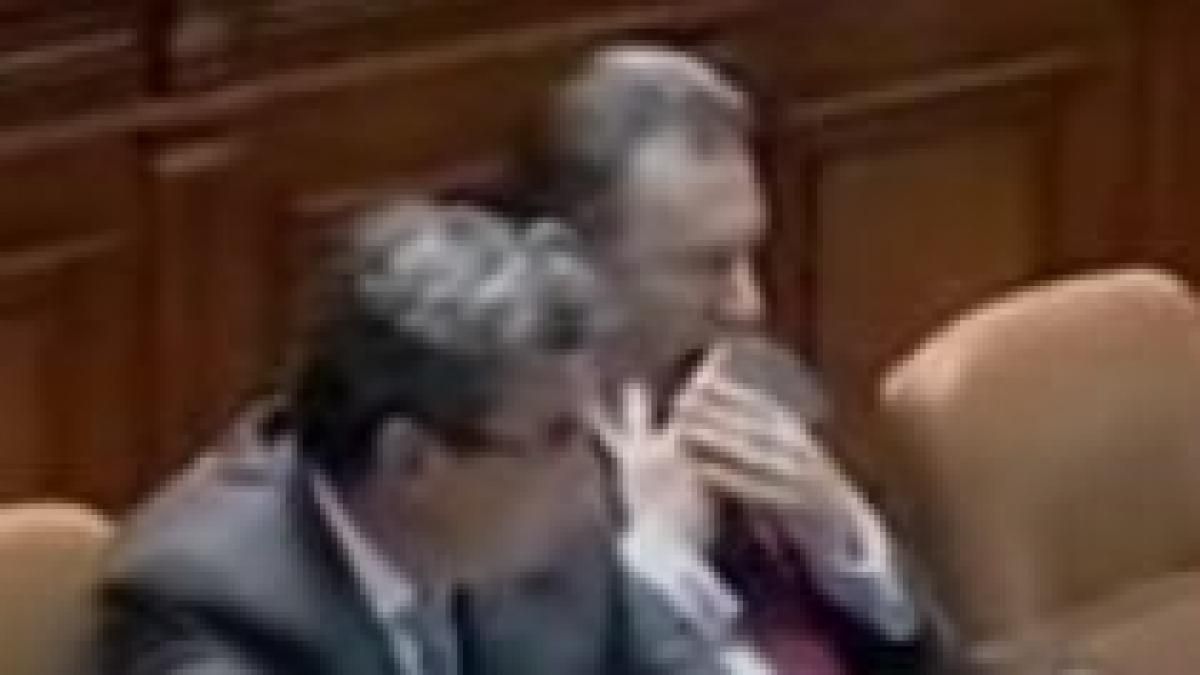 colegii de partid ai lui boc plictisiti de discursul din parlament video