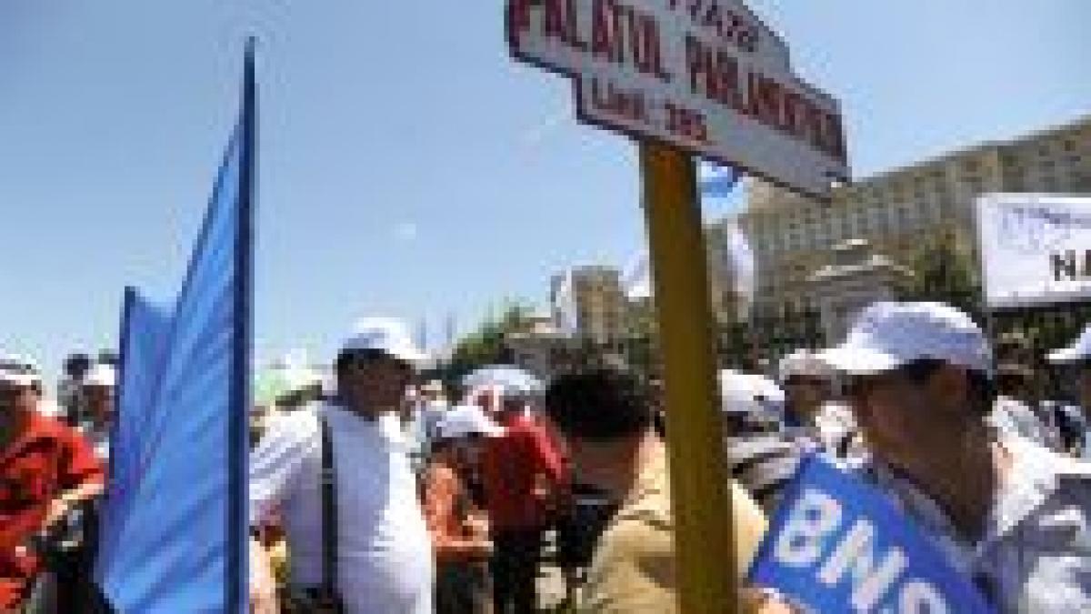 sute de oameni au pichetat din nou parlamentul cerand demisia premierului si presedintelui video