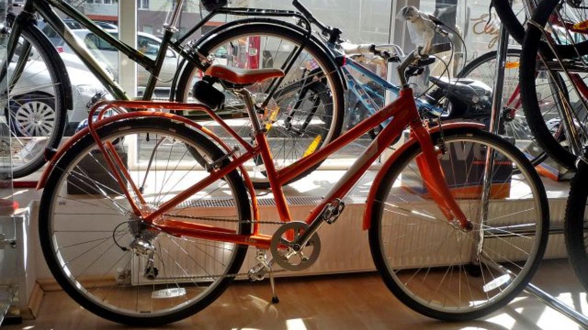 bucurestenii au o noua pista de biciclete in parcul tineretului