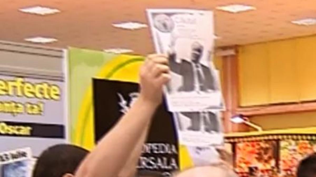 lansare cu scandal la bookfest ion iliescu huiduit de trei tineri din grupul noii golani video