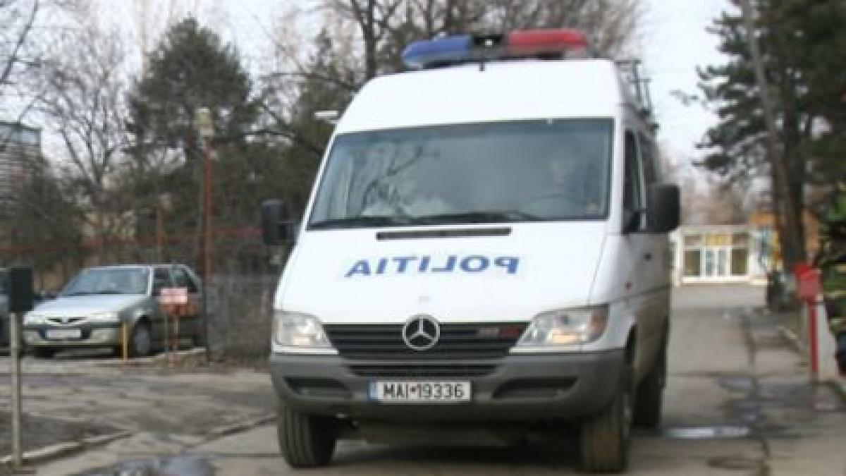 s a urcat pe acoperisul unui service auto suparat ca e amendat cand isi bate sotia