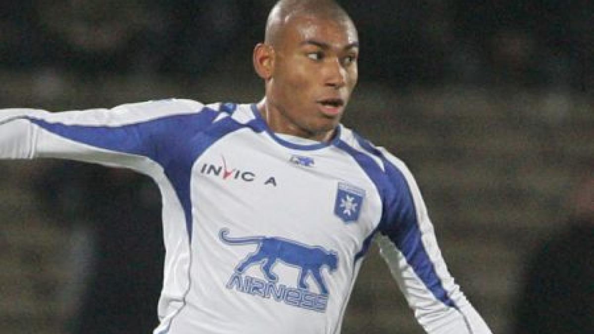 rapid l a transferat pe fundasul brazilian marcos antonio