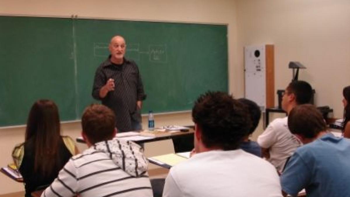 ministerul educatiei scoate la concurs de doua ori mai putine locuri fata de 2009