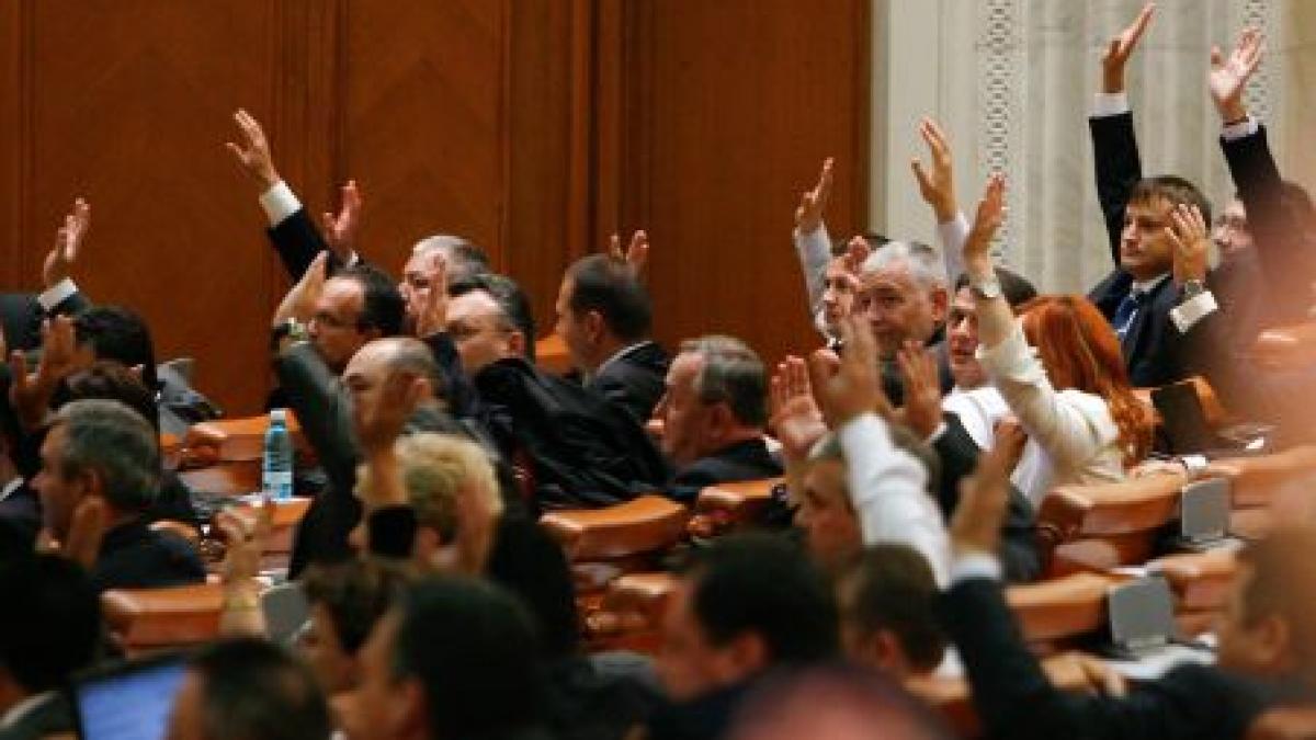 motiunea de cenzura impotriva guvernului boc se voteaza in parlament mii de oameni asteptati sa