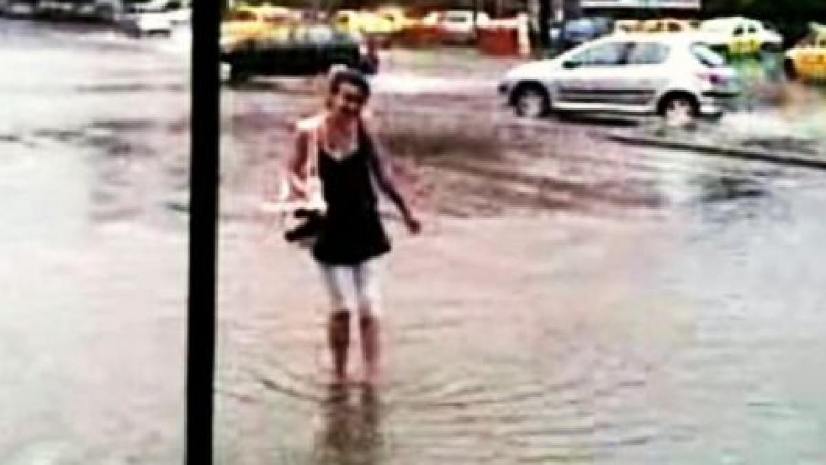 cum arata o intersectie din capitala dupa un sfert de ora de ploaie video