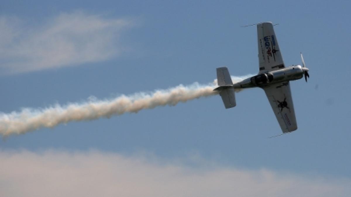 doi oameni au murit dupa ce un avion s a prabusit in apropierea unei scoli din sydney