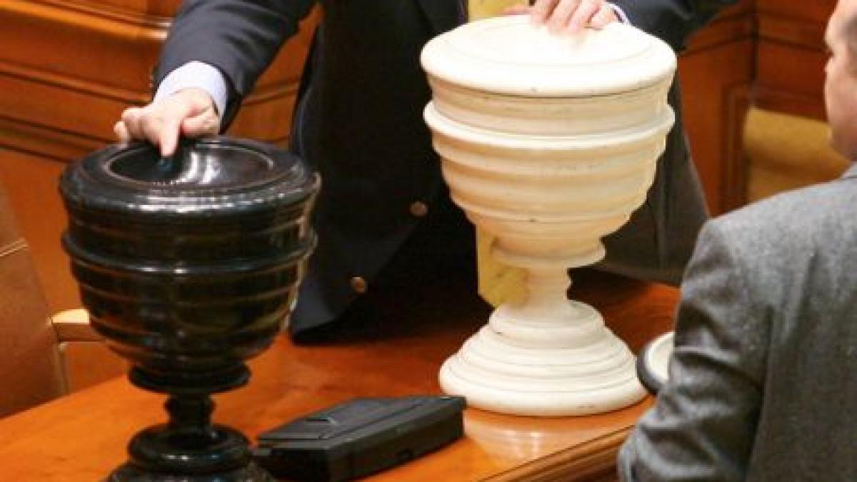 guma de mestecat piramidon si bani in urnele de vot de la motiunea de cenzura video