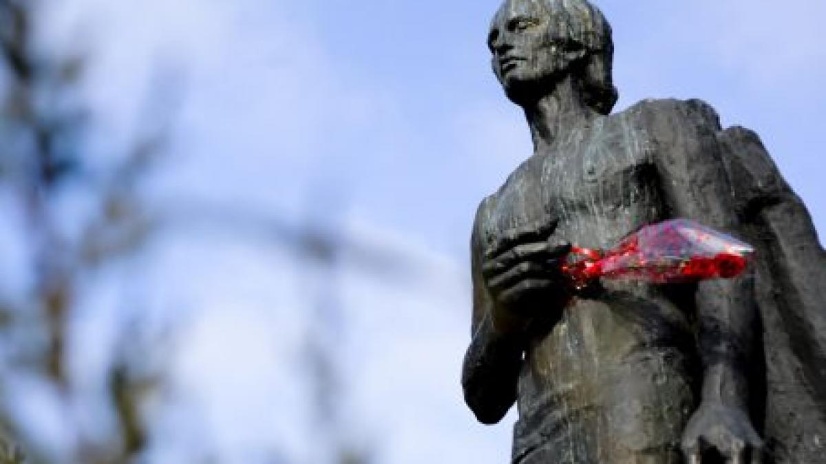 moment poetic in debutul dezbaterii motiunii de cenzura cu versuri eminesciene si citate din cioran